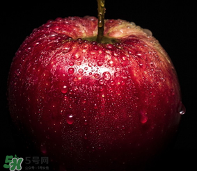 蘋果放在水里是沉還是?。刻O果的密度是多少？