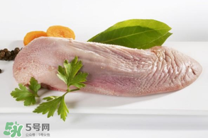 豬舌頭上的白苔怎么撕下來？豬舌頭上的白苔能吃嗎？