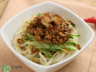 減肥可以吃炸醬面嗎？減肥期間吃炸醬面會(huì)胖嗎？