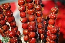 做糖葫蘆的紅色是什么？糖葫蘆外面紅色的是色素嗎？