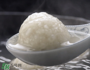 元宵面用涼水還是熱水？元宵是用熱水還是冷水調(diào)面粉？