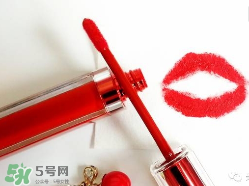 涂唇釉嘴唇干是怎么回事？涂唇釉嘴唇干怎么辦？
