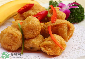 炸香蕉外面包裹的是什么？炸香蕉放面粉好還是淀粉？