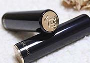 蘭蔻菁純唇膏怎么打開？蘭蔻口紅蓋子怎么打開？
