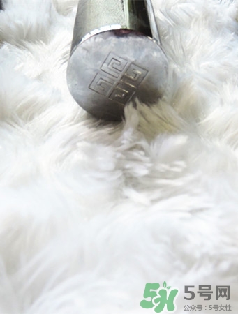 紀(jì)梵希小羊皮是啞光嗎？紀(jì)梵希小羊皮干不干？