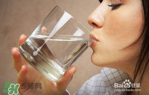 嘴唇干燥是什么原因？嘴唇干裂脫皮怎么辦？