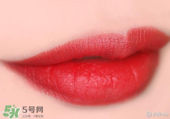 啞光口紅和珠光口紅哪個(gè)好？啞光口紅和珠光區(qū)別