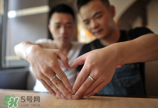 為什么同性戀都是帥哥？為什么同性戀容易的艾滋病呢