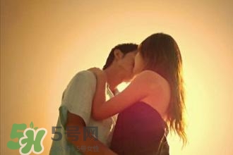 男人接吻時在想什么？男人接吻為什么伸舌頭