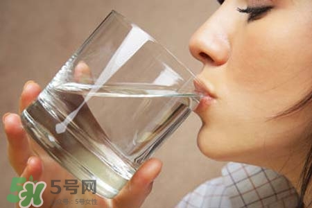 春天要多喝水嗎？春天多喝水有什么好處？