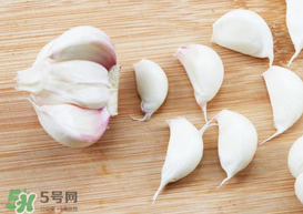 大蒜爛了一點(diǎn)還能吃嗎？大蒜爛根是怎么回事？