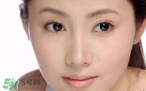 鼻子上擠出來的白色東西是什么？鼻子上的白色顆粒是什么？