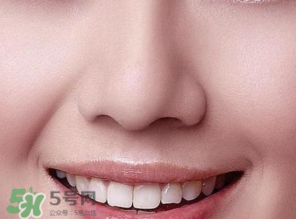 鼻子上擠出來的白色東西是什么？鼻子上的白色顆粒是什么？