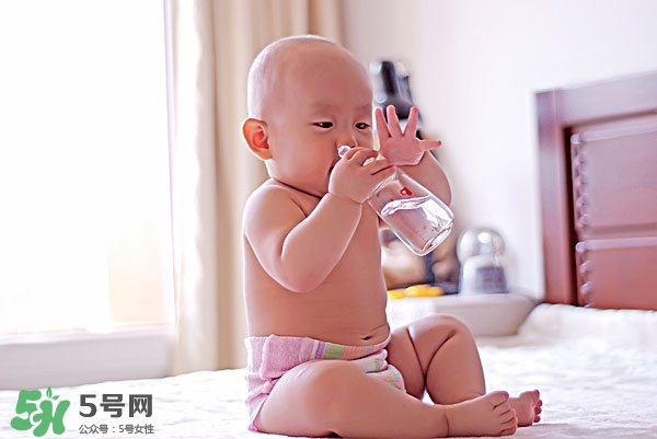寶寶喝水都吐怎么辦 寶寶喝水都吐是怎么回事 寶寶喝水都吐怎么辦 寶寶喝水都吐是怎么回事
