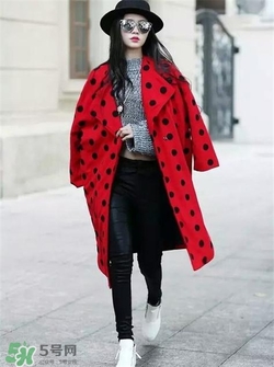 紅色衣服配什么顏色褲子？紅色衣服配什么褲子好看？