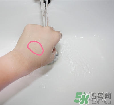 植村秀小燈泡584和784哪個白？植村秀小燈泡584和784對比
