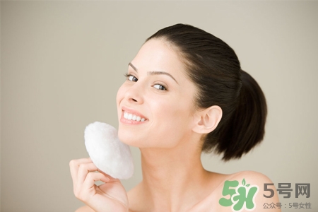 皮膚過敏能洗冷水澡嗎？過敏用冷水還是熱水洗澡？