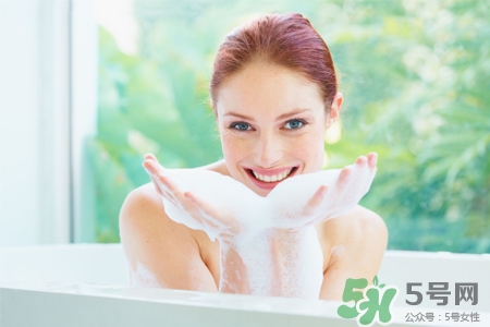 皮膚過敏能洗冷水澡嗎？過敏用冷水還是熱水洗澡？
