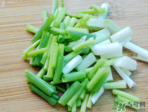 薺菜和蔥能一起吃嗎？薺菜餃子可以放蔥嗎？