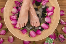 艾草泡腳治月經(jīng)不調嗎？?月經(jīng)不調能用艾草泡腳嗎？