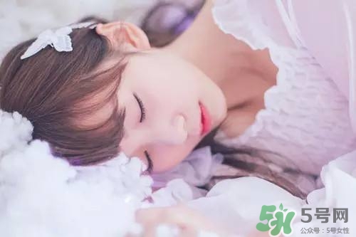 女人熬夜吃什么好？女人熬夜的危害有多大