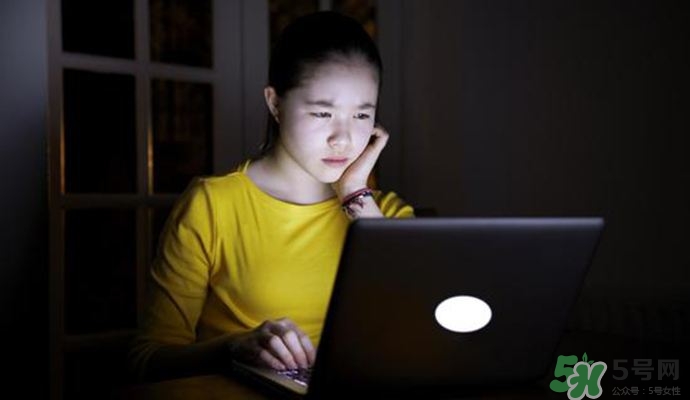 女人熬夜吃什么好？女人熬夜的危害有多大