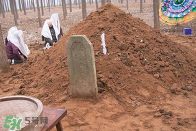 為什么新墳三年不能動土？新墳三年填土對誰不好？