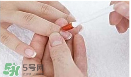 腳上的灰指甲怎么治療？腳上的灰指甲的治療方法