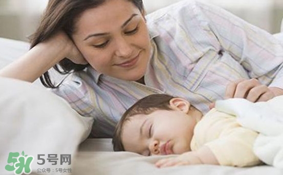 孩子為什么喜歡趴著睡覺？孩子為何老愛趴著睡