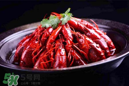吃小龍蝦可以喝紅酒嗎？紅酒和龍蝦能一起吃嗎？