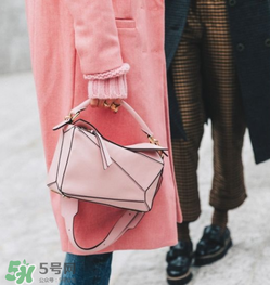 loewe puzzle怎么背好看？loewe puzzle怎么搭配好看？