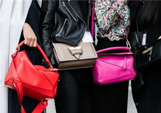 loewe puzzle怎么背好看？loewe puzzle怎么搭配好看？