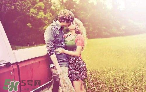 接吻時男生的手放哪里？接吻時男人的手摸哪里暴露性格