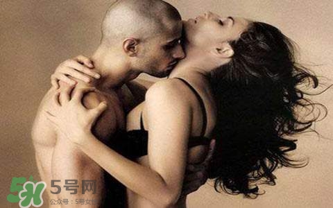 男人為什么喜歡抓女人的胸？男人摸女人的胸部