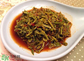 涼拌香椿要過水嗎？香椿涼拌前需要用開水焯一下嗎？