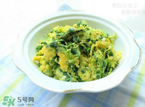 香椿炒雞蛋不能和什么同吃？香椿炒雞蛋什么人不能吃？