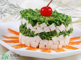 香椿拌豆腐怎么做好吃？香椿拌豆腐放什么油？