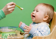 四個(gè)月的寶寶可以喝果汁嗎？寶寶四個(gè)月能喝果汁嗎？