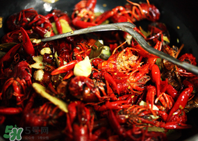 月經(jīng)可以吃油燜大蝦嗎？經(jīng)期能吃油燜大蝦嗎？