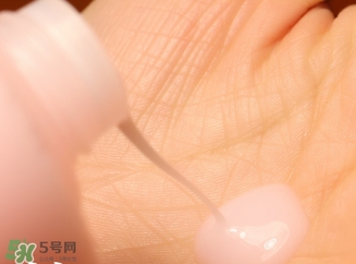 蘭嘉絲汀粉水和蘭蔻粉水哪個(gè)好？蘭嘉絲汀粉水和蘭蔻粉水對(duì)比