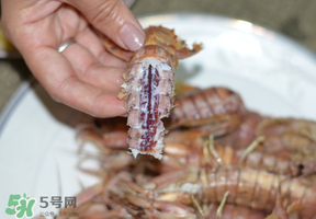 皮皮蝦中間硬的能吃嗎？皮皮蝦中間硬的是什么？