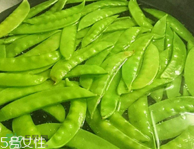?炒荷蘭豆要焯水嗎？荷蘭豆不焯水能吃嗎？
