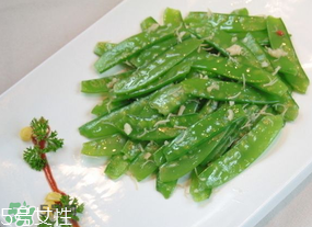 ?炒荷蘭豆要焯水嗎？荷蘭豆不焯水能吃嗎？