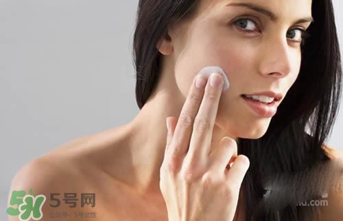 先用磨砂膏還是先用洗面奶？磨砂膏和洗面奶哪個(gè)先用？