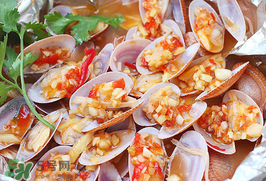 花甲能和白酒一起吃嗎？花甲和白酒在一起會(huì)食物中毒嗎？