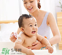 寶寶流鼻涕了還能洗澡嗎？寶寶夏天感冒能不能洗澡？