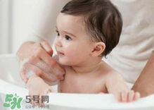 寶寶流鼻涕了還能洗澡嗎？寶寶夏天感冒能不能洗澡？