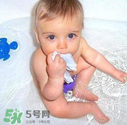 寶寶流鼻涕了還能洗澡嗎？寶寶夏天感冒能不能洗澡？