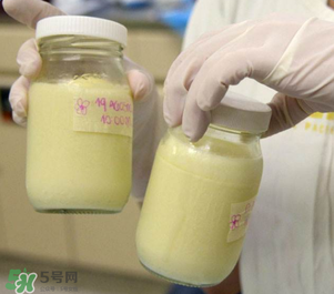 我的奶水發(fā)黃是怎么回事？ 哺乳期奶水發(fā)黃還可以喂奶嗎？