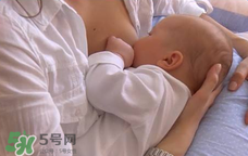 我的奶水發(fā)黃是怎么回事？ 哺乳期奶水發(fā)黃還可以喂奶嗎？
